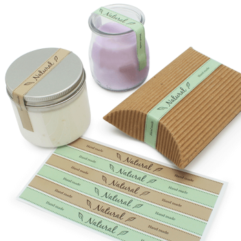Nálepky s textom "Ručne vyrobené prírodné" na ozdobu.