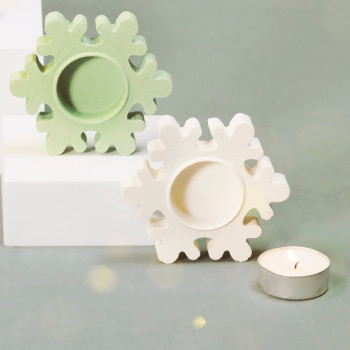 Set zum Herstellen von weihnachtlichen Kerzenhaltern.