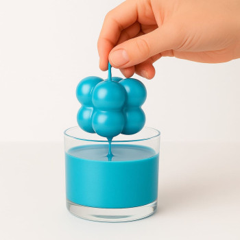 Kovový tyrkysový lak na ozdobenie domácich sviečok.