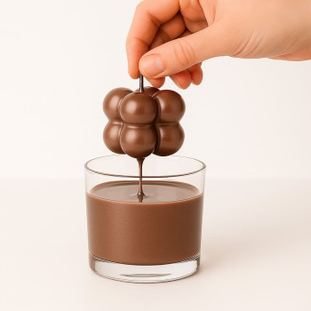 Čokoládovo hnedý metalický lak na zakrytie sviečok.