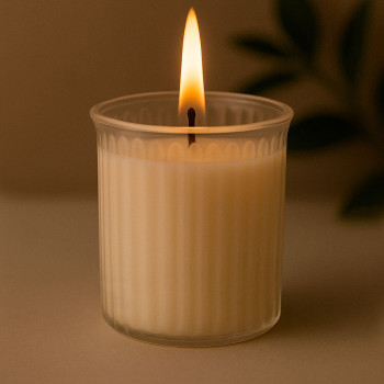 Nádoba na sviečky s reliéfnymi čiarami