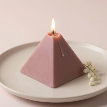 Pyramídová forma na výrobu mydla.