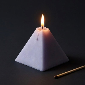 Pyramídová forma na výrobu mydla.
