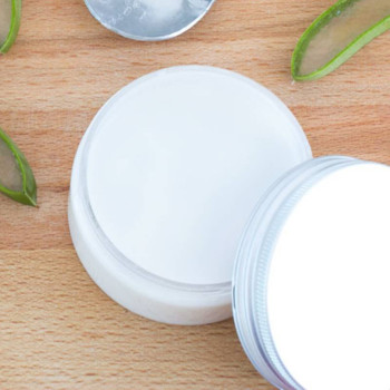 Aloe vera olej na použitie v prírodnej kozmetike.