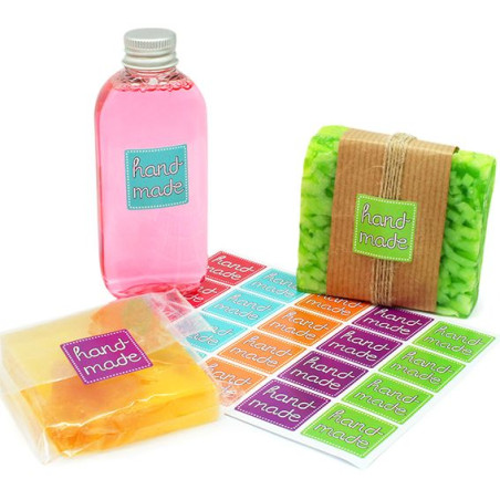 Viacfarebné ručne vyrábané nálepky na balenie.