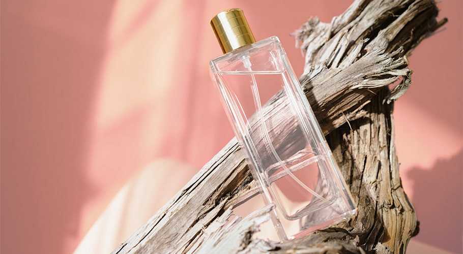Drevité aromatické esencie  na výrobu parfumov